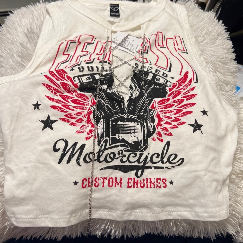It’s a very cute crop top. More vintage style than anything. Size m.
